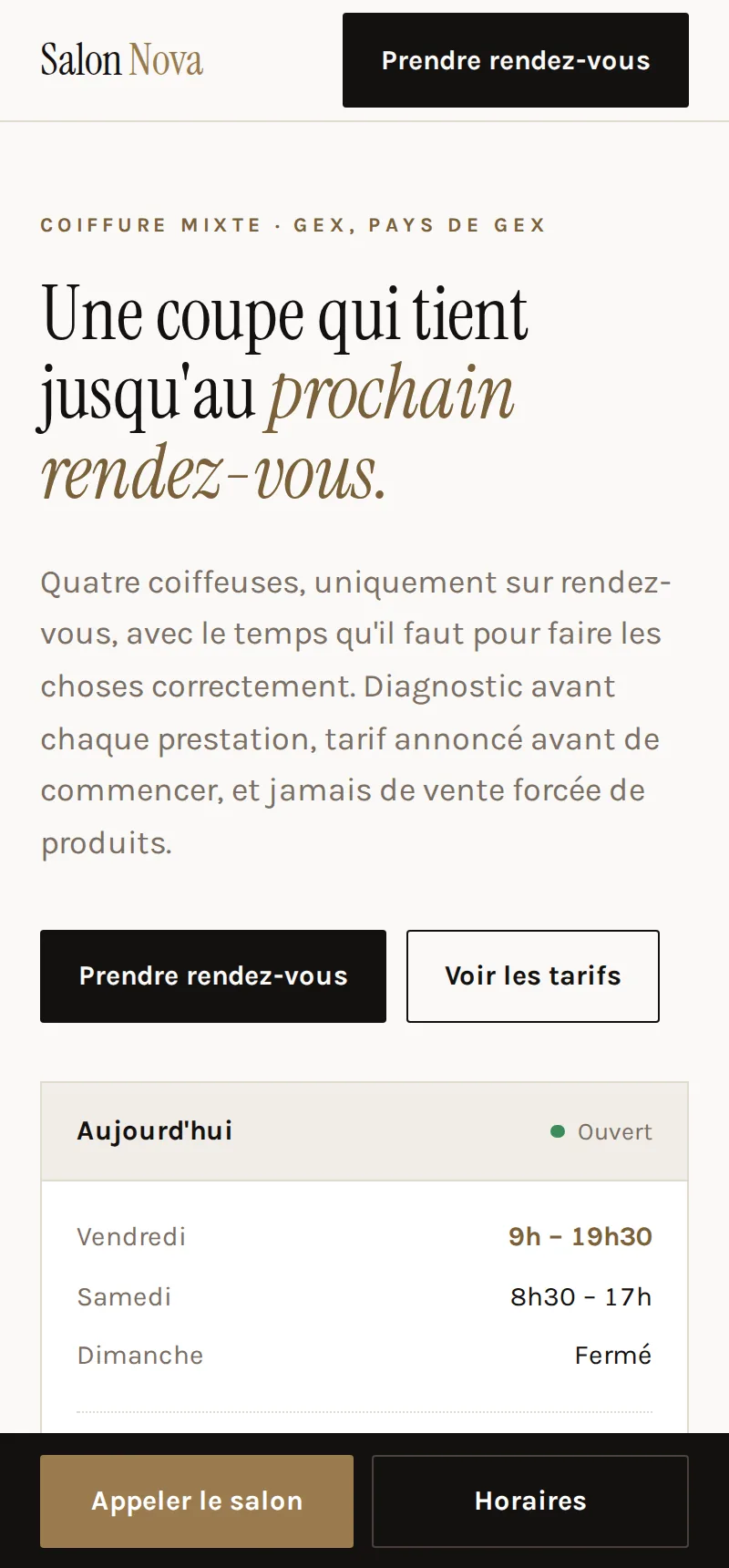 Page d'accueil du site de démonstration Salon Nova, affichée sur un téléphone